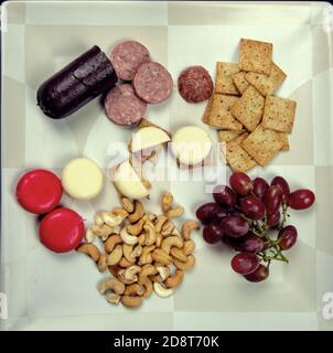 Ansicht von Fingerfood auf einer Platte von oben Stockfoto