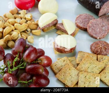 Ansicht von Fingerfood auf einer Platte von oben Stockfoto