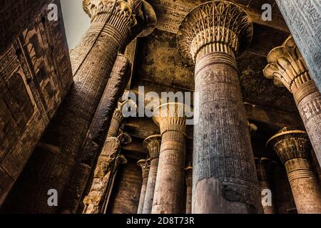 Säulen und Hieroglyphen im Tempel von Khnum in Esna Stockfoto