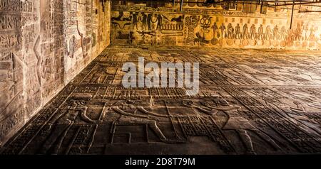 Säulen und Hieroglyphen im Tempel von Khnum in Esna Stockfoto