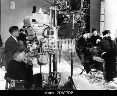 CLARENCE BROWN und Kameramann WILLIAM H. DANIELS am Set die offenen Dreharbeiten GRETA GARBO und BASIL RATHBONE in ANNA KARENINA 1935 Regie CLARENCE BROWN Roman Leo Tolstoy Gowns von Gilbert Adrian Produzent David O. Selznick Metro Goldwyn Mayer Stockfoto