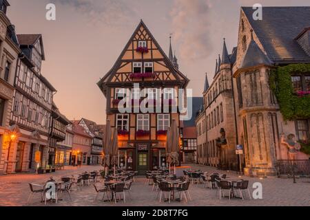 QUEDLINBURG, DEUTSCHLAND, 28. JULI 2020: Hauptplatz der Altstadt von Quedlinburg bei Sonnenuntergang Stockfoto