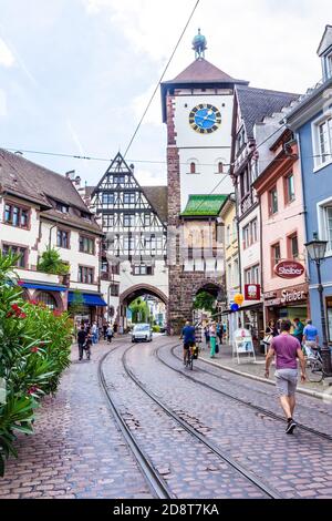 FREIBURG im BRISGAU, 18. JULI 2020: Altes Tor in der Innenstadt Stockfoto