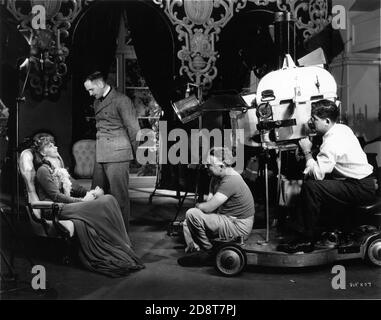 GRETA GARBO FREDRIC MÄRZ CLARENCE BROWN und Kameramann WILLIAM H. DANIELS am Set Candid Dreharbeiten ANNA KARENINA 1935 Regie CLARENCE BROWN Roman Leo Tolstoy Gowns von Gilbert Adrian Produzent David O. Selznick Metro Goldwyn Mayer Stockfoto