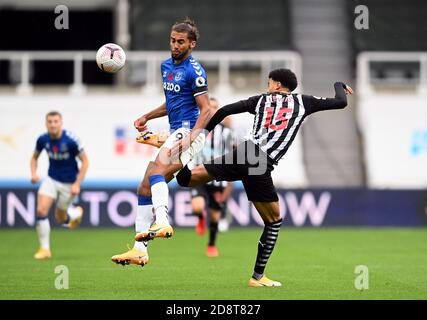 Evertons Dominic Calvert-Lewin (links) und Jamal Lewis von Newcastle United kämpfen während des Premier League-Spiels im St James' Park, Newcastle, um den Ball. Stockfoto