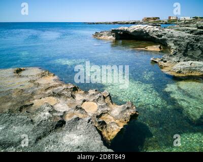 Das kristallklare türkisfarbene Wasser der felsigen Küste von Favignana, einer der Inseln des Egadi-Archipels in Sizilien Stockfoto