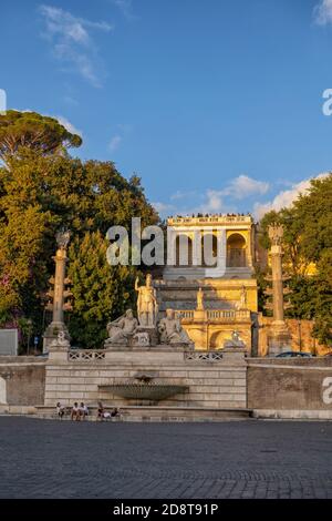 Stadt Rom in Italien bei Sonnenuntergang, Blick von der Piazza del Popolo auf Fontana della Dea Roma und Pincian Hill Terrasse Stockfoto