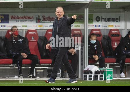 Freiburg Im Breisgau, Deutschland. November 2020. Fußball: Bundesliga, SC Freiburg - Bayer Leverkusen, 6. Spieltag, Schwarzwaldstadion. Freiburgs Trainer Christian Streich ist gedeutet. Kredit: Tom Weller/dpa - WICHTIGER HINWEIS: Gemäß den Bestimmungen der DFL Deutsche Fußball Liga und des DFB Deutscher Fußball-Bund ist es untersagt, im Stadion und/oder aus dem Spiel aufgenommene Aufnahmen in Form von Sequenzbildern und/oder videoähnlichen Fotoserien zu nutzen oder auszunutzen./dpa/Alamy Live News Stockfoto