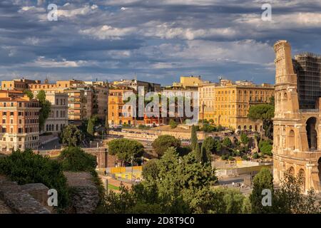 Stadt Rom bei Sonnenuntergang in Italien, Skyline in der Nähe des Kolosseums (auf der rechten Seite). Stockfoto