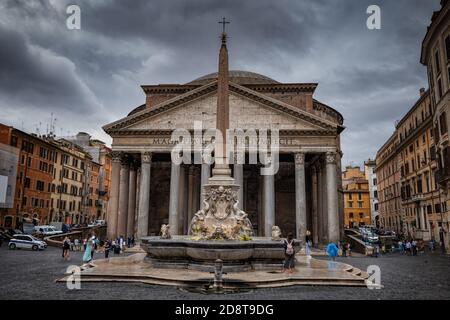 Das Pantheon in Rom in Italien, stürmischer Himmel über dem antiken römischen Tempel von 113–125 n. Chr. und Fontana del Pantheon auf der Piazza della Rotonda Stockfoto