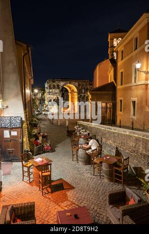 Anima Mundi Restaurant und Lounge Bar bei Nacht in Rom, Italien Stockfoto