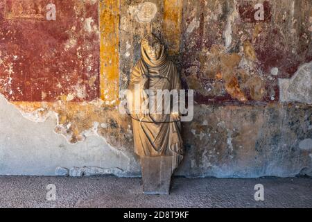 Stabian Bäder (Terme Stabiane) Innenraum, alte bemalte Wand und Skulptur, Stadt Pompeji, Kampanien, Italien Stockfoto