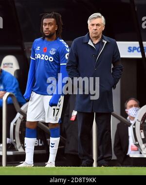 Everton-Manager Carlo Ancelotti (rechts) mit Alex Iwobi, der sich auf das Premier League-Spiel im St James' Park in Newcastle vorbereitet. Stockfoto