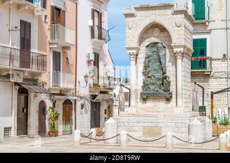 BARLETTA (BT) - 2. SEPTEMBER 2020: Sonnenlicht ist erhellende Straße der Altstadt Stockfoto