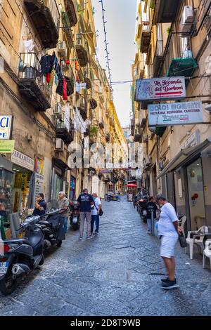 Stadt Neapel in Italien, schmale Straße im spanischen Viertel, alte Nachbarschaft von Neapel, Kampanien Region. Stockfoto