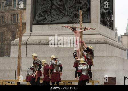 Die jährliche Aufführung der Passion Jesu am Karfreitag auf dem Trafalgar Square in London wird von den Wintershall Players vorgetragen. Das Stück zum Gedenken an den Tag, an dem Jesus von den Römern verhaftet, versucht und gekreuzigt wurde, zwei Tage vor der wunderbarerweise Auferstandung von den Toten am Ostersonntag. Trafalgar Square, Westminster, London, Großbritannien. April 2015 Stockfoto