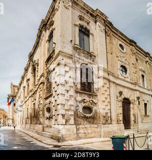 BARLETTA (BT) - 2. SEPTEMBER 2020: Sonnenlicht ist erhellende Straße der Altstadt Stockfoto