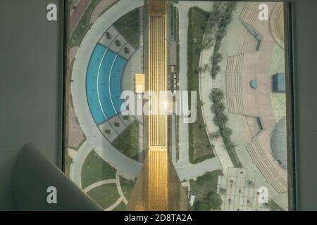 'Dubai, Vereinigte Arabische Emirate - 8/11/2020: The Dubai Frame Moderne Architektur Glasboden mit Blick auf 150m zum Fuß des Gebäudes' Stockfoto