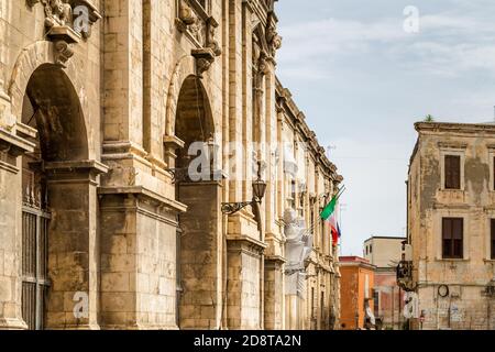 BARLETTA (BT) - 2. SEPTEMBER 2020: Sonnenlicht ist erhellende Straße der Altstadt Stockfoto