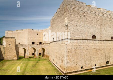 BARLETTA (BT) - 2. SEPTEMBER 2020: Das Licht der Sonne erleuchtet die schwäbische Burg Barletta Stockfoto