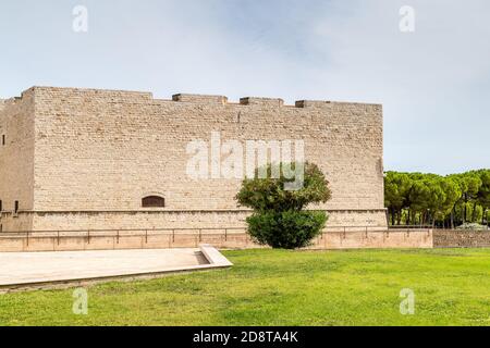 BARLETTA (BT) - 2. SEPTEMBER 2020: Das Licht der Sonne erleuchtet die schwäbische Burg Barletta Stockfoto