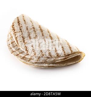 Gefaltete gegrillte Tortillas auf isoliertem weißem Hintergrund