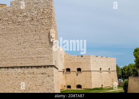 BARLETTA (BT) - 2. SEPTEMBER 2020: Das Licht der Sonne erleuchtet die schwäbische Burg Barletta Stockfoto