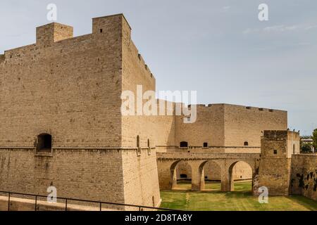 BARLETTA (BT) - 2. SEPTEMBER 2020: Das Licht der Sonne erleuchtet die schwäbische Burg Barletta Stockfoto