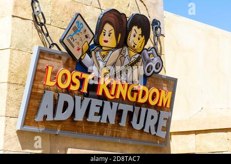 'Dubai, Dubai/Vereinigte Arabische Emirate - 03/07.2020: Legoland Dubai Lost Kingdom Adventures Schild für Kinder Eintrittsschild mit blauem Himmel Hintergrund. Lu Stockfoto