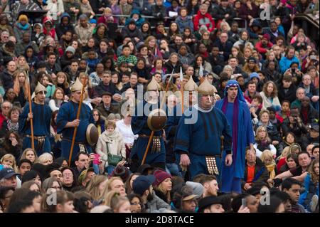 Die jährliche Aufführung der Passion Jesu am Karfreitag auf dem Trafalgar Square in London wird von den Wintershall Players vorgetragen. Das Stück zum Gedenken an den Tag, an dem Jesus von den Römern verhaftet, versucht und gekreuzigt wurde, zwei Tage vor der wunderbarerweise Auferstandung von den Toten am Ostersonntag. Trafalgar Square, Westminster, London, Großbritannien. April 2015 Stockfoto
