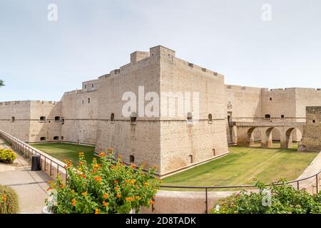 BARLETTA (BT) - 2. SEPTEMBER 2020: Das Licht der Sonne erleuchtet die schwäbische Burg Barletta Stockfoto