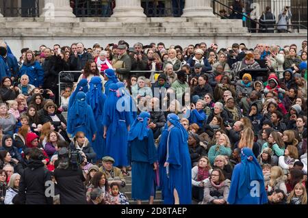 Die jährliche Aufführung der Passion Jesu am Karfreitag auf dem Trafalgar Square in London wird von den Wintershall Players vorgetragen. Das Stück zum Gedenken an den Tag, an dem Jesus von den Römern verhaftet, versucht und gekreuzigt wurde, zwei Tage vor der wunderbarerweise Auferstandung von den Toten am Ostersonntag. Trafalgar Square, Westminster, London, Großbritannien. April 2015 Stockfoto