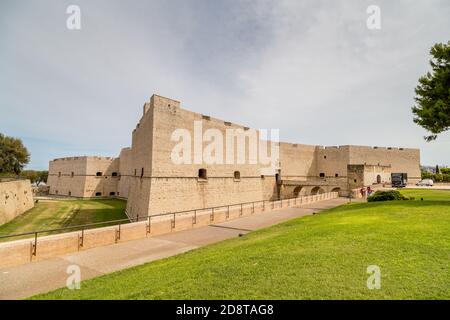 BARLETTA (BT) - 2. SEPTEMBER 2020: Das Licht der Sonne erleuchtet die schwäbische Burg Barletta Stockfoto