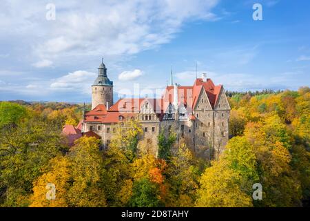 Luftaufnahme des Schlosses Czocha umgeben von gelben Herbstbäumen, Polen Stockfoto