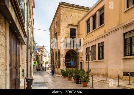 BARLETTA (BT) - 2. SEPTEMBER 2020: Sonnenlicht ist erhellende Straße der Altstadt Stockfoto