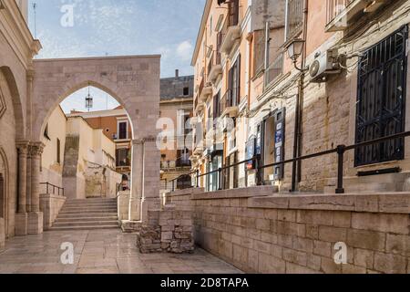 BARLETTA (BT) - 2. SEPTEMBER 2020: Sonnenlicht ist erhellende Straße der Altstadt Stockfoto