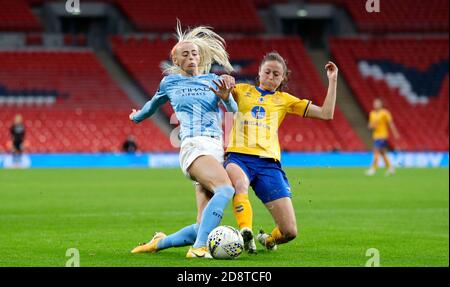 Chloe Kelly (links) von Manchester City und Danielle Turner von Everton kämpfen beim FA Cup Finale der Frauen im Wembley Stadium, London, um den Ball. Stockfoto