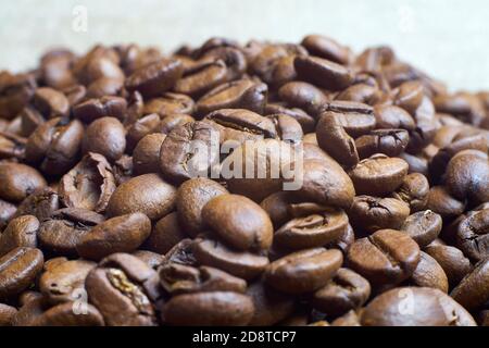 Frisch geröstete Kaffeebohnen. Stockfoto