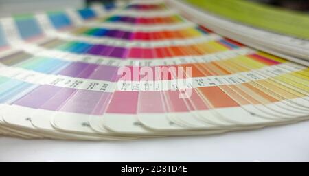 Horizontales Bild der Farbpalette. Auswählen von Farben aus Katalogproben zum Drucken von Proofs. Konzept des Farbmanagements in den Druckproducti Stockfoto