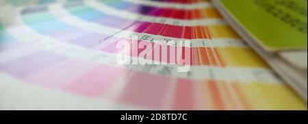 Horizontales Bild der Farbpalette. Auswählen von Farben aus Katalogproben zum Drucken von Proofs. Konzept des Farbmanagements in den Druckproducti Stockfoto