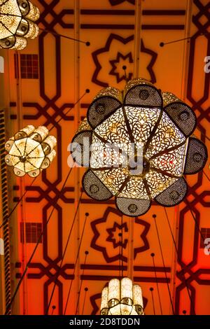 Riesiger Kronleuchter aus der zentralen Kuppel der Sultan Qaboos Grand Mosque in Maskat, Oman Stockfoto