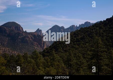 Die Chiricahua Berge sind eine Sky Island Region in Süd-Arizona mit spektakulärer Landschaft, Canyons, ein nationales Denkmal, nationaler Wald, landschaftlich schöne d Stockfoto