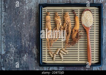 Ginseng Wurzelpulver für Kapseln Medizin Stockfoto