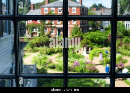 Ein englischer Garten auf dem Seile Herrenhaus im McIntyre Historic District in Salem, Massachusetts an einem sonnigen Tag. Stockfoto