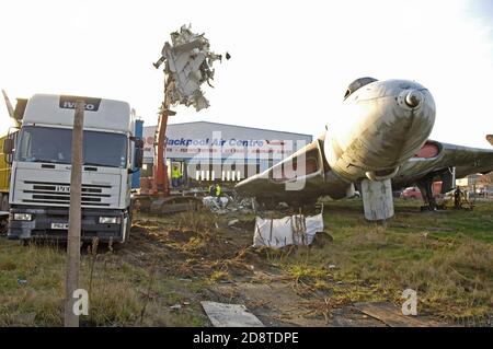 Nachdem der Vulcan-Bomber 23 Jahre lang am Eingang zum Blackpool Airport stand, wurde er im Januar 2006 demontiert und zum Recycling geschickt. Stockfoto