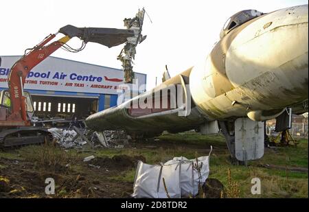 Nachdem wir 23 am Eingang zum Blackpool Airport gestanden hatten Jahre der Vulcan Bomber wurde demontiert und zum Recycling geschickt Im Januar 2006 Stockfoto