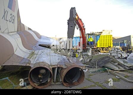 Nachdem wir 23 am Eingang zum Blackpool Airport gestanden hatten Jahre der Vulcan Bomber wurde demontiert und zum Recycling geschickt Im Januar 2006 Stockfoto