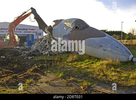 Nachdem wir 23 am Eingang zum Blackpool Airport gestanden hatten Jahre der Vulcan Bomber wurde demontiert und zum Recycling geschickt Im Januar 2006 Stockfoto