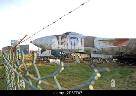 Nachdem der Vulcan-Bomber 23 Jahre lang am Eingang zum Blackpool Airport stand, wurde er im Januar 2006 demontiert und zum Recycling geschickt. Stockfoto