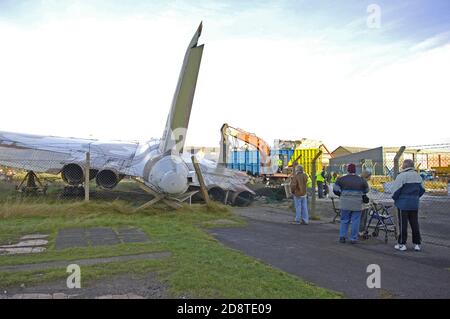 Nachdem wir 23 am Eingang zum Blackpool Airport gestanden hatten Jahre der Vulcan Bomber wurde demontiert und zum Recycling geschickt Im Januar 2006 Stockfoto